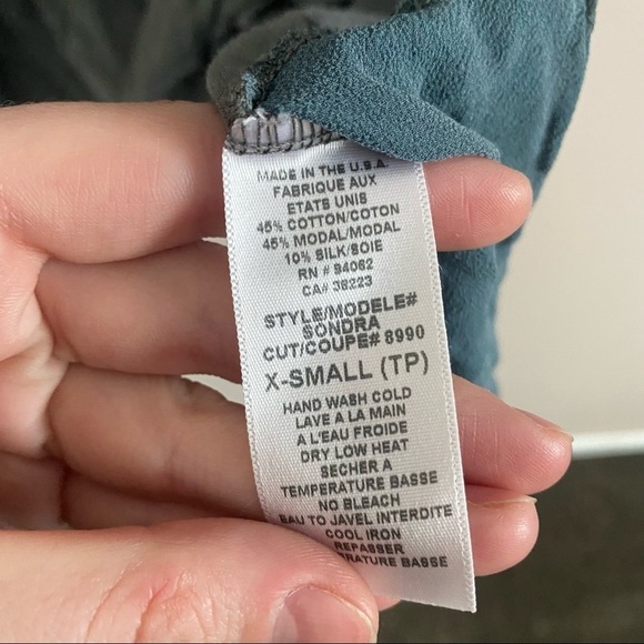 Gray Flowy Blouse with Blue Pockets | X-Small | Chic & Comfortable - Picture 5 of 6